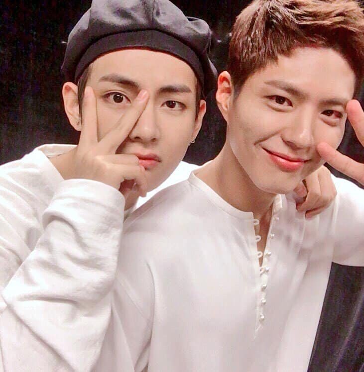 npomvtt's tweet photo. Segundo artigo, a CELINE fretou um avião particular para que V (Kim Taehyung), Park Bogum e Lisa (Embaixadora da marca) comparecessem como convidados ao Desfile de Moda Masculina Verão 2023 da marca, que ocorrerá no dia 26 de junho em Paris. https://t.co/BoNSp7Mwqi