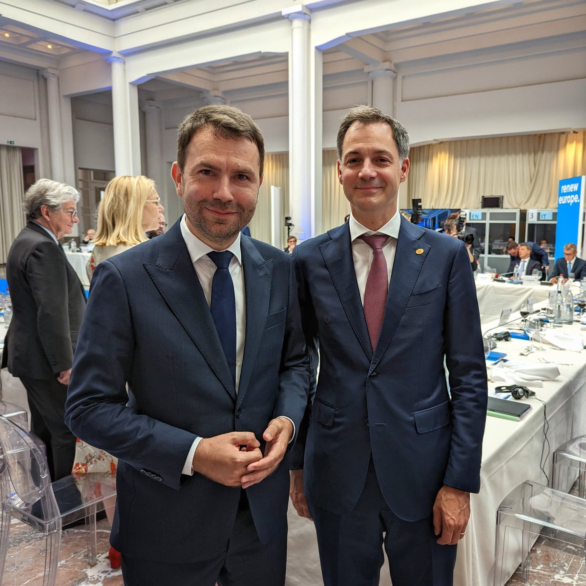 catalindrulausr's tweet photo. Am discutat cu șefi de state și guverne la reuniunea liderilor @RenewEurope: susținerea candidaturilor 🇺🇦 și 🇲🇩 la 🇪🇺, apărare și independență energetică, statul de drept și libertățile fundamentale. Liberalismul în Europa este forța reformatoare. https://t.co/BE62a9sO5B