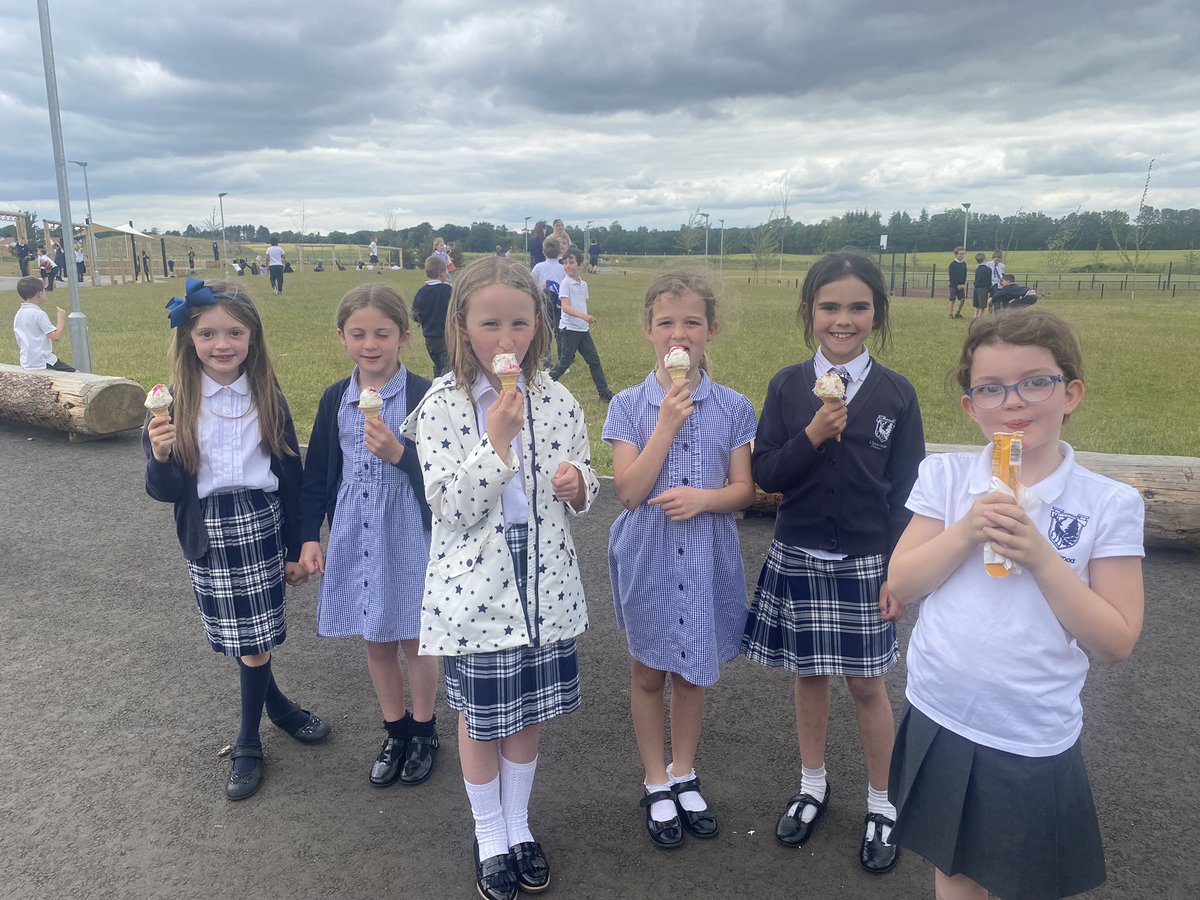 Calderwood_Pri's tweet photo. A special surprise to mark the end of Calderwood Chapter One! Thank you to the parent council fundraising for supporting this surprise. ππ€ #CalderwoodChapterOne #CapturingCalderwood https://t.co/deGCyzfndK
