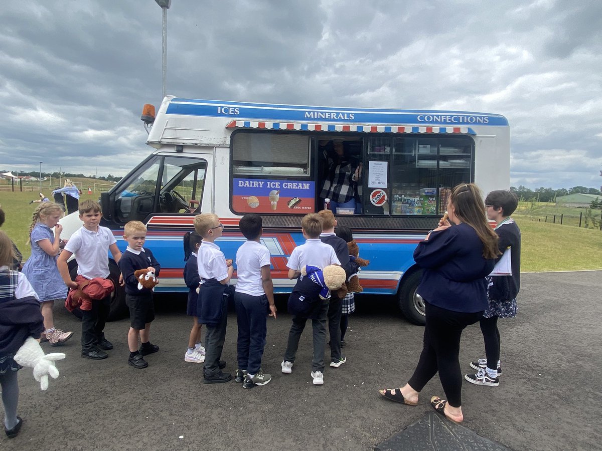 Calderwood_Pri's tweet photo. A special surprise to mark the end of Calderwood Chapter One! Thank you to the parent council fundraising for supporting this surprise. ππ€ #CalderwoodChapterOne #CapturingCalderwood https://t.co/deGCyzfndK
