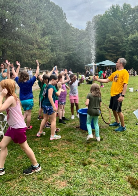 PUEPTA's tweet photo. Field Day fun at @PleasantUnionYR this week for Tracks 2 and 4. Lots of water events to keep cool! Thank you Mr. Stern, parent volunteers and Kona Ice for making it memorable! #WCPSS #FieldDay22 #PUErocks #summer https://t.co/tboC8xIY0B