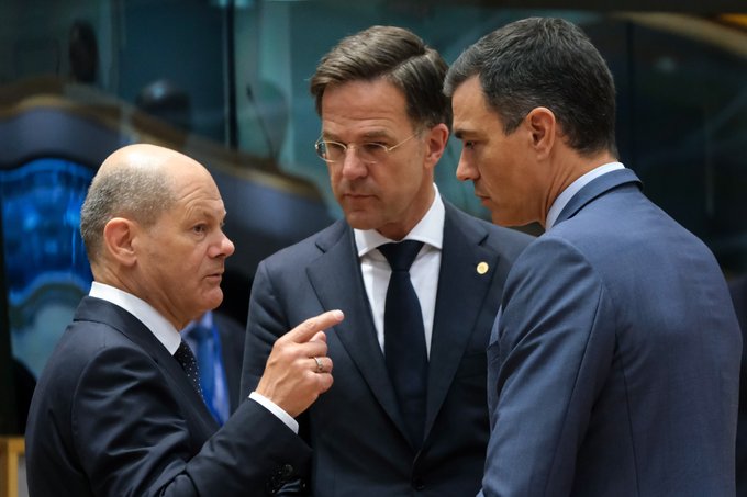 Premier Rutte in gesprek met Bondskanselier Olaf Scholz en premier Pedro Sánchez.