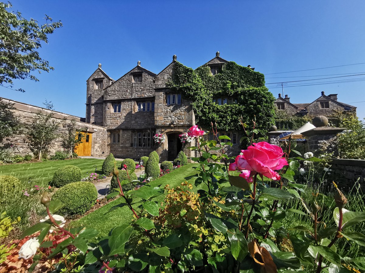 💕🌹 Wow! Stirk House looking like a real-life fairytale setting this morning 🌹💕

#beautiful #lancashire #weddingvenue