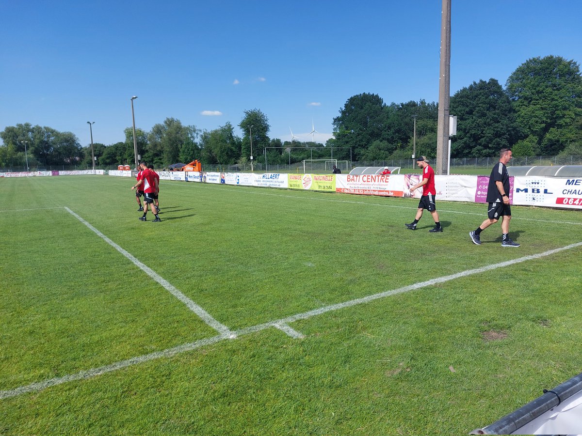 WoutEctors's tweet photo. Waar prof- en amateurvoetbal samenkomen ... Heerlijk!
Ein-de-lijk nog eens een oefenmatch met publiek! @DFVF_officieel
#MANSTA https://t.co/PJBbStsWLG