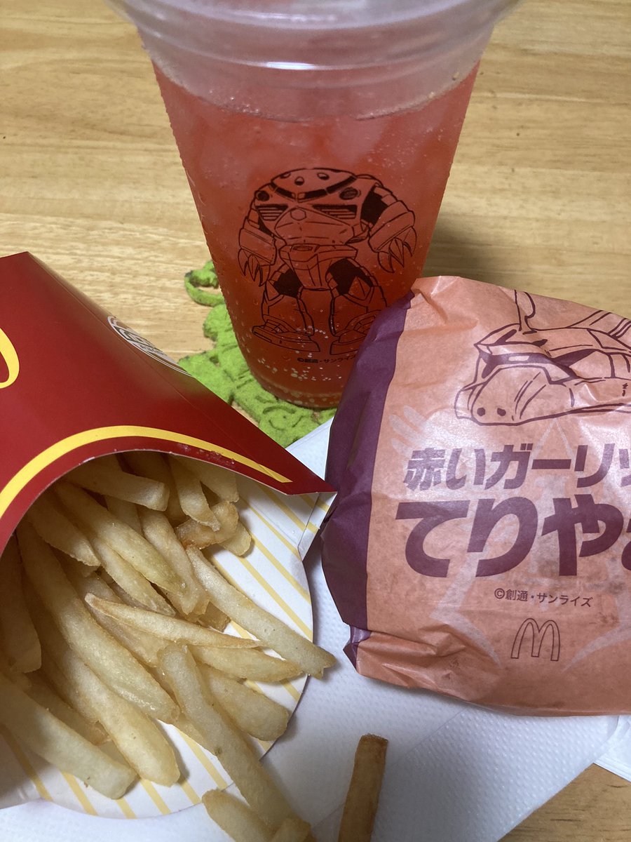 B2beat2's tweet photo. ガンダム知らないけど食べてみた

…美味かった https://t.co/JkdM4OR74w