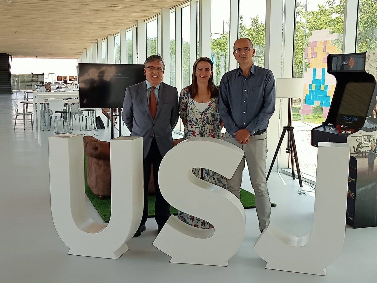 Beatriz Arcila, Dean of the Faculty of Law of the Universidad Católica de Oriente (Colombia), visited the USJ Campus yesterday, looking for new agreements and projects of collaboration in the future. It was nice meeting you. @uconiano