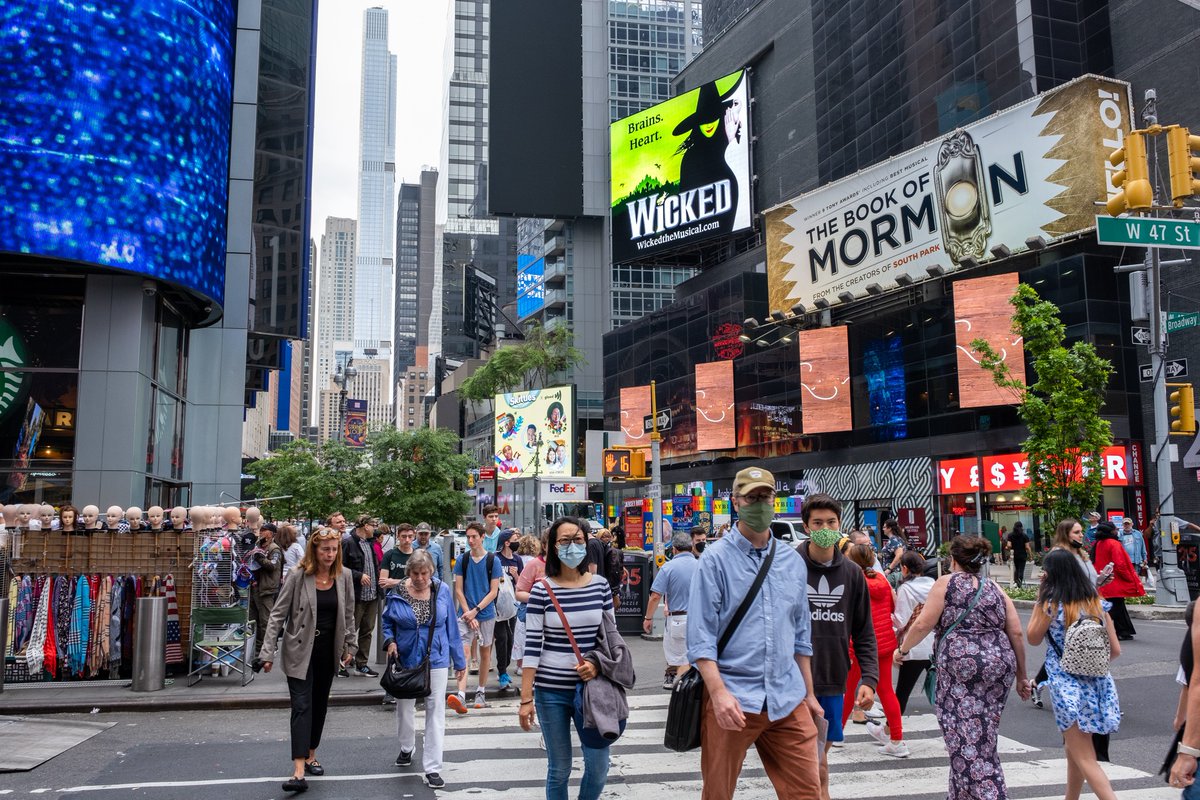 Escape to the land of Oz with Wicked! 💚 <a href="/WICKED_Musical/">Wicked the Musical</a> #OOH #outofhome #advertising #wicked #broadway #musicaltheatre