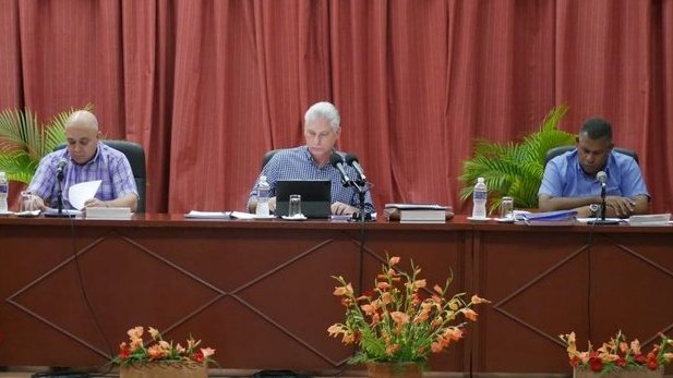 DrRobertoMOjeda's tweet photo. Preside @DiazCanelB conclusiones de la visita del Secretariado del Comité Central @PartidoPCC en #Guantánamo, insistimos en que es imprescindible lograr que el Partido esté en el centro de los problemas, discutirlos y darle seguimiento hasta su solución. #Cuba #ParaCubaTrabajamos https://t.co/JNmXuPvkK7