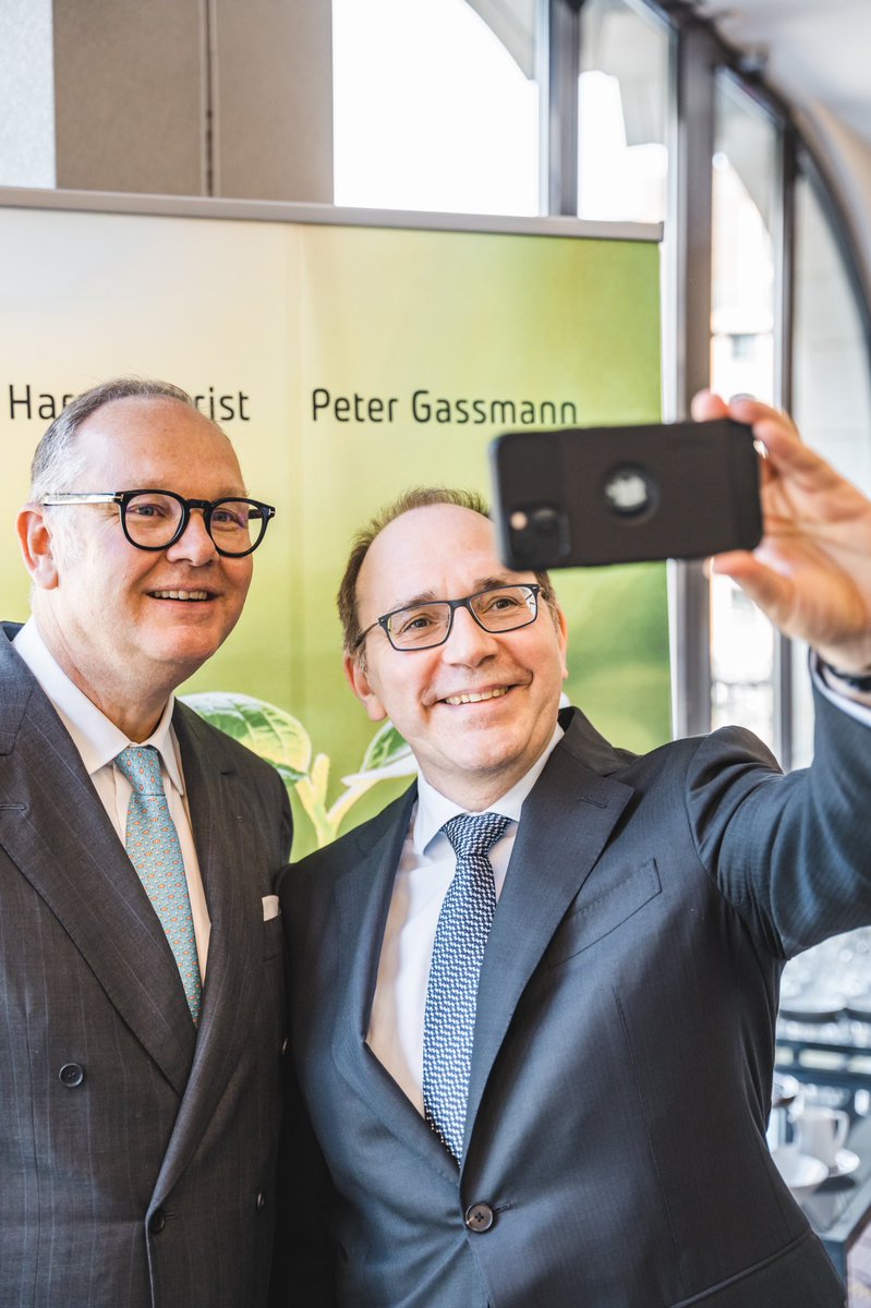 harald_christ's tweet photo. In Berlin haben Dr. Peter Gassmann und ich heute das Buch „https://t.co/GZ8tpxUhcK - Die ESG Revolution“ vorgestellt, das wir gemeinsam mit einigen namhaften Gastautor:innen verfasst haben 🎉.
(1/2)
#4PointZero #4Zero https://t.co/ss9lbu1PeS