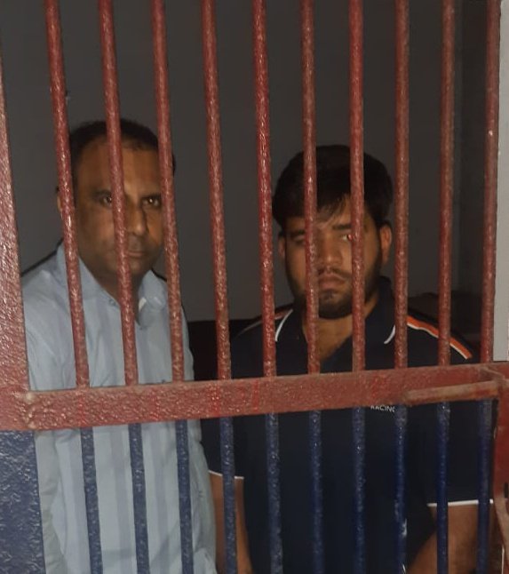 dileepsinghlive's tweet photo. ये हवालात में बंद कानपुर के नामी मिठाई वाले बनारसी स्वीट हाउस के मालिक राजीव अग्रवाल के बेटे केशव हैं। जो टी-शर्ट में हैं। विदेश से पढ़ाई करके लौटे थे, भौकाल जमाने के लिए बैंदबाजे के साथ हवाई फायर किए। अब स्वरूप नगर पुलिस ने हवालात में डाल दिया है।
@DainikBhaskar https://t.co/T5lcYj9q2A