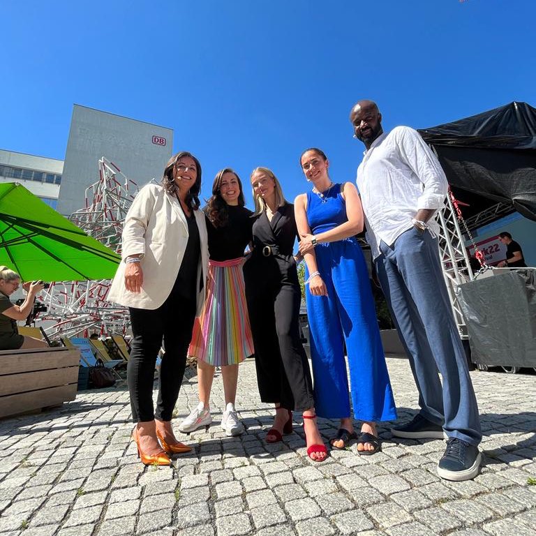 Das war’s: Ein #GermanDream für alle - #Chancen, #Bildung &amp; #Partizipation! Wir bedanken uns bei  <a href="/LenaRogl/">Magdalena Rogl</a> (<a href="/MicrosoftDE/">Microsoft Germany</a>), <a href="/VivienWysocki/">Vivien Wysocki</a> (Gründerin #SaintSass), <a href="/pa_sinyan/">Pa Sinyan</a> (<a href="/Gallup/">Gallup</a>), Moderatorin des Panels  @Tamutzki0711 u. unserer Gründerin <a href="/DuezenTekkal/">Düzen Tekkal</a>! ❤️#futurework22