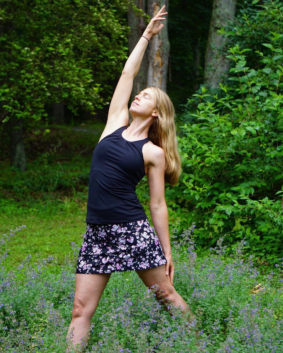 Benefits of sunlight: improves sleep, reduces stress, increases energy, and uplifts your mood. <a href="/mindy/">mindy</a>.vs is soaking up the sun in our cherry blossom perfect skort💗 
.
.
.
#amazingKIRAgrace #sun #yoga #kiragrace