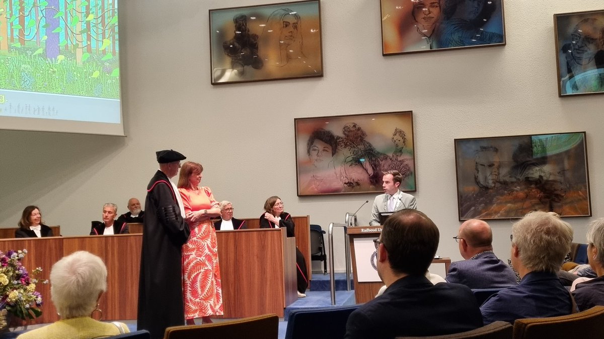 Aan het einde van zijn afscheidsrede ontvangt prof. dr. @knoorskentalis  de onderscheiding Officier in de Orde van Oranje-Nassau van de loco-burgemeester van Den Bosch!