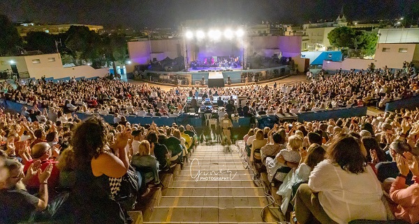 NuestroRaphael_'s tweet photo. Melilla recibe a @RAPHAELartista con los brazos abiertos. @FatimaKaddur @GinerPhoto #Melilla #Raphael #Raphaeltour60 #Raphael60 
https://t.co/hyva40a51p https://t.co/8uEuEyF1Aw