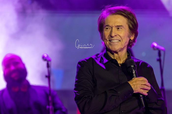 NuestroRaphael_'s tweet photo. Melilla recibe a @RAPHAELartista con los brazos abiertos. @FatimaKaddur @GinerPhoto #Melilla #Raphael #Raphaeltour60 #Raphael60 
https://t.co/hyva40a51p https://t.co/8uEuEyF1Aw
