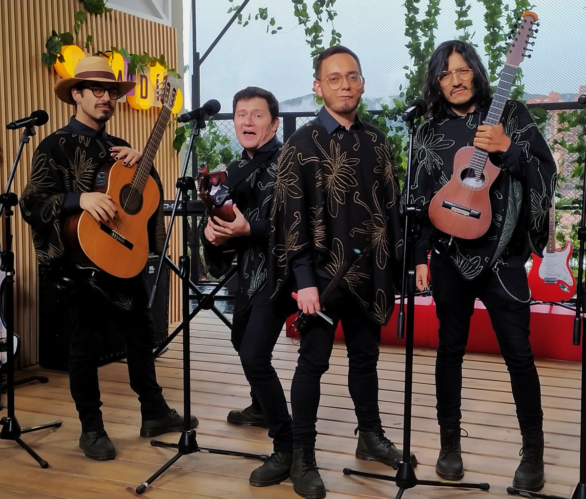 DiaaDiaCaracol's tweet photo. @rollingruanas están en nuestra #TerrazaMusical con “Patecumbia”. Hacen parte del primer festival “Ríos de música” en Anapoima. 🎵🕺🕺🕺🎤 #DíaADíaTuCasa #DíaADía #RollingRuanas #Patecumbia #RíosDeMúsica https://t.co/acuX1rfwck