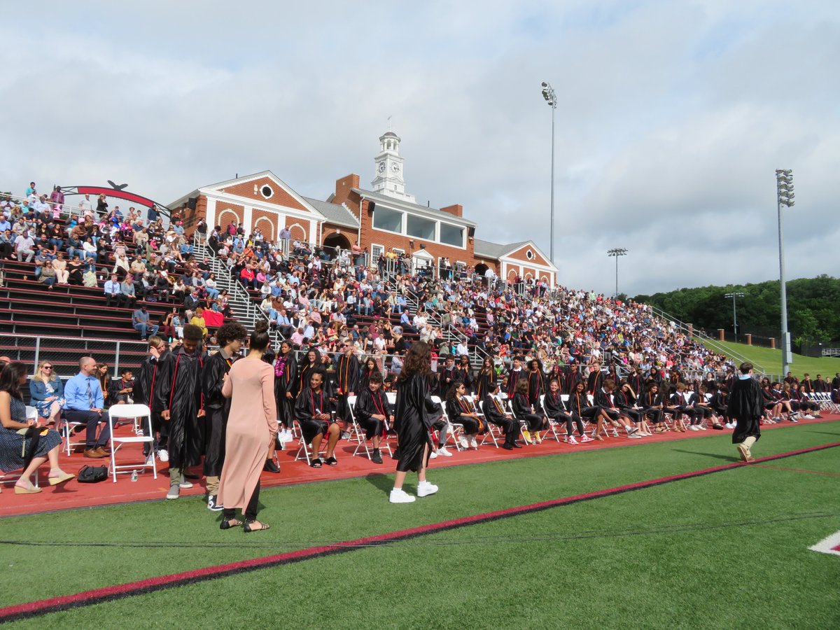 Nyack_Schools's tweet photo. “Passion & purpose will carry you to great heights.”
The sun shone down on our #NyackMS #Classof2022 this morning as family, friends, teachers & administrators came together in celebration for the annual #MovingUpCeremony. #Congrats to all our rising 9th graders! #NyackSchools https://t.co/hEoKHBHSPV