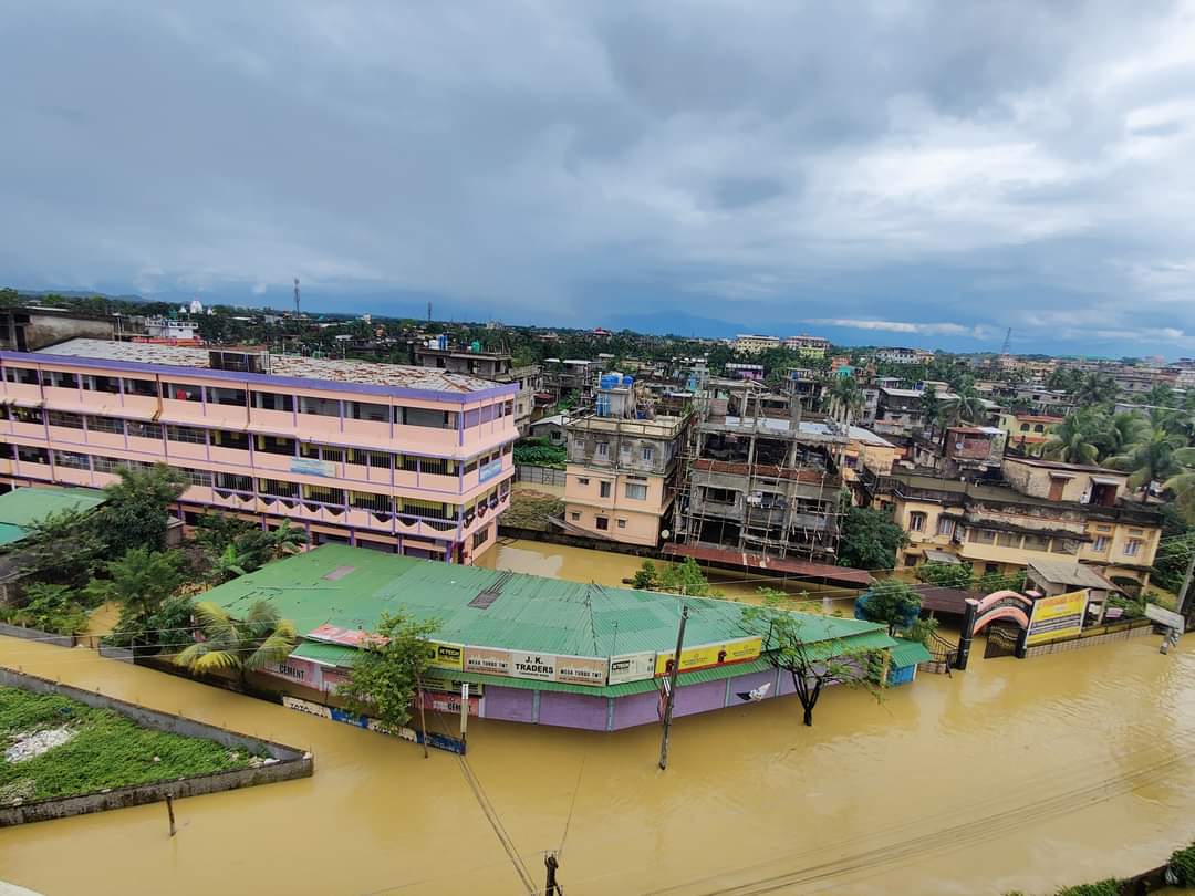 SomduttaDas3's tweet photo. Silchar is DROWNING. 
No electricity for more then 96 hours. No Drinking Water
#Silcharunderwater #Assamfloods #silcharfloods #assamneedshelp
#AssamFloods2022 #AssamUnderWater https://t.co/6U6h0l7ZAe
