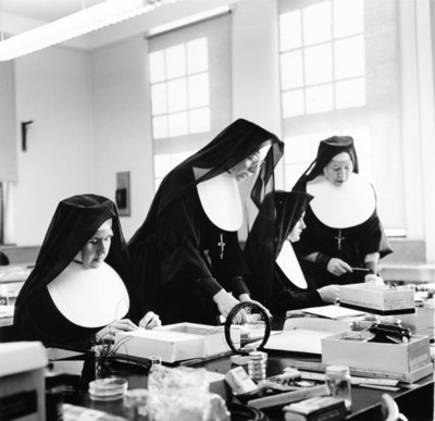 TaylorLibr_CBS's tweet photo. #TBT to #ElementaryEd in 1964. These #Sisters are learning to prepare lab materials for their elementary classes. Find more historical photos on #GriffinShare: https://t.co/oc8mTPVrFi #CSJs #ThrowbackThursday https://t.co/ov8YfXqwtO