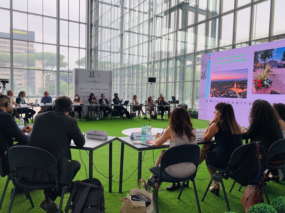 Invitalia's tweet photo. #MissioneItalia2022, con #ReOPENSPL #Invitalia è al fianco dei #comuni per migliorare servizi idrici, gestione rifiuti e TPL. Inoltre, accompagna la #PA nell'attuazione e gestione degli interventi #PNRR. Link al sito di ReOPEN SPL: https://t.co/zZwztslTPp https://t.co/PRkHhX6bzN