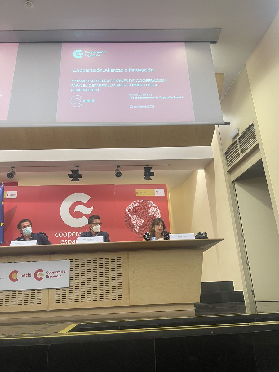 KeesBloklandPhD's tweet photo. Trabajar en alianzas es el tema de representantes de la empresa privada, gobierno, ciencia, y ONGs del sector agroalimentario reunidos en @AECID_es para dar un salto en la @CooperacionESP . La experiencia holandesa era una referencia para el debate https://t.co/UxhcTFttA0