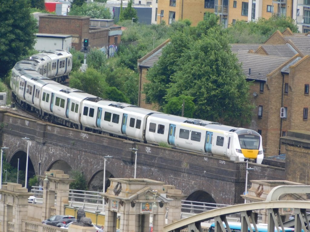loypass_SCCar's tweet image. 🚄🚈 Capping the #Rochester traction album with these "snaking" views from the castle. 🏰
@Se_Railway #class395 #class375 @TLRailUK #class700 #Medway #southeasternrailway