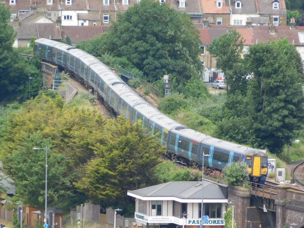 loypass_SCCar's tweet image. 🚄🚈 Capping the #Rochester traction album with these "snaking" views from the castle. 🏰
@Se_Railway #class395 #class375 @TLRailUK #class700 #Medway #southeasternrailway