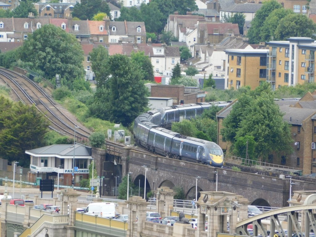loypass_SCCar's tweet image. 🚄🚈 Capping the #Rochester traction album with these "snaking" views from the castle. 🏰
@Se_Railway #class395 #class375 @TLRailUK #class700 #Medway #southeasternrailway