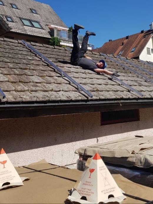 helionauten's tweet photo. #EGch Montage-Crew grüsst aus #Bülach: Oops; fast ist uns noch ein #Solarprofi vom Dach runtergepurzelt! 🙃😅😄 ...heute mal eine "lächerliche" Traufenhöhe von 1.5m. Zum "#Glück" hält das Profil von @k2systems! https://t.co/AlmtHa8wra
