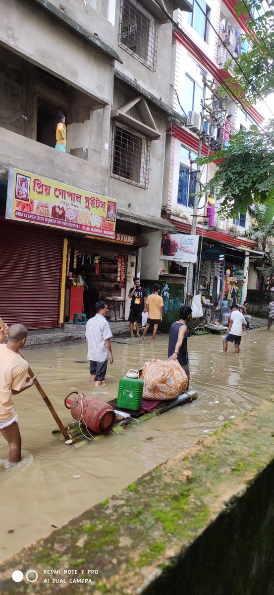 Shreyas64447477's tweet photo. 100% of Silchar is under water NOW! 50+ Hours - No Electricity, No Internet, No Mobile Network, Drinkable Water Problem, Emergency Services Hampered, Dacoits Threat.
#silcharfloods

@PMOIndia
@himantabiswa
@CMOfficeAssam
@ndmaindia
@RNTata2000
@anandmahindra https://t.co/hK5Mo3x55M