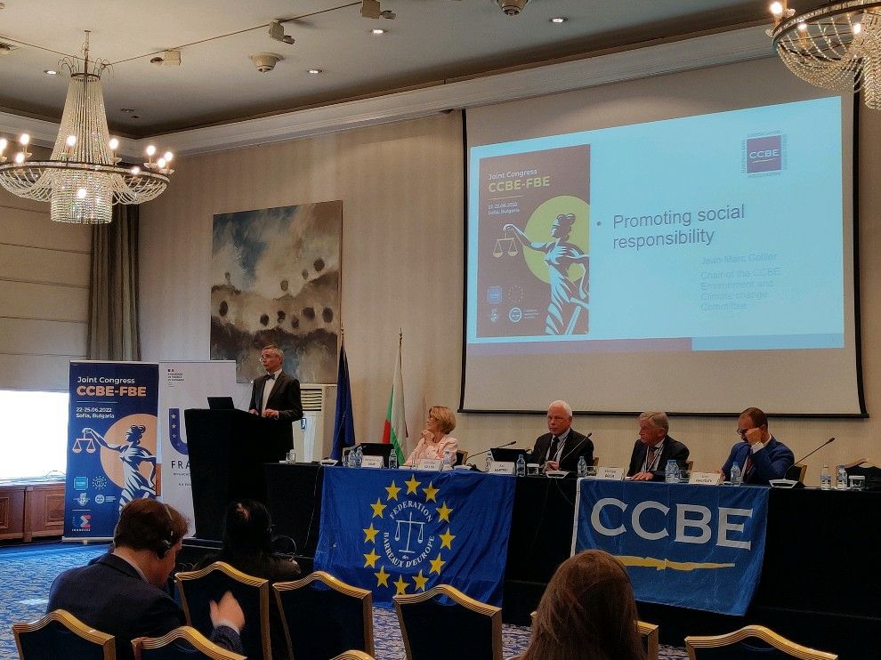 🌍 Comment les avocats et les barreaux peuvent-ils contribuer à la lutte contre le climat ? Jean-Marc #Gollier a présenté la jurisprudence récente en matière de responsabilité sociale des entreprises lors de la conférence organisée par le  <a href="/CCBEinfo/">CCBE</a> et 
<a href="/EuropeanBars/">FBE · Fédération des Barreaux d'Europe</a> #FBESofia🇧🇬