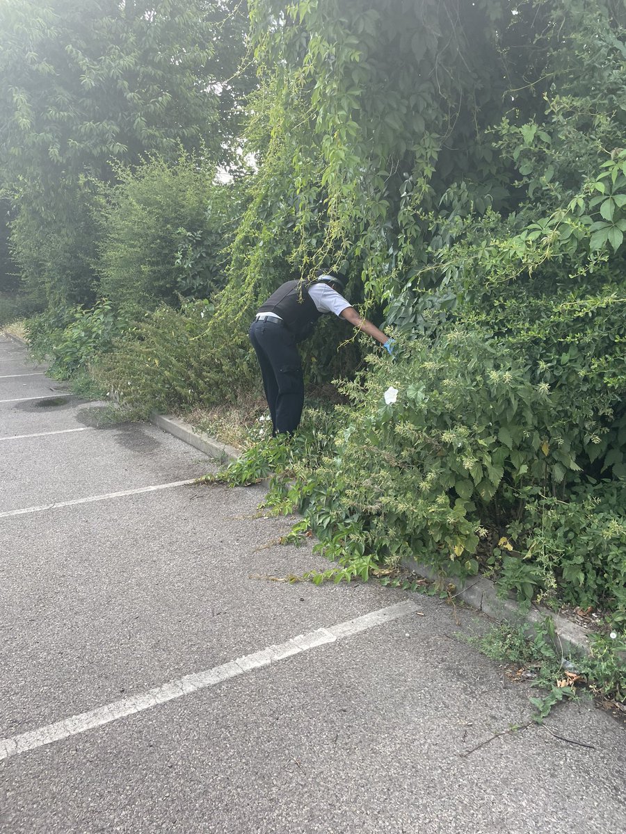 MPSLeaBridgeJC's tweet photo. Out on foot patrol at the Bakers Arms #E10 currently conducting a #weapons sweep at Stanley Road car park E10 assisted by @MPSWoodStreet #ProActiveInitiatives https://t.co/3FnuKZ8pzS