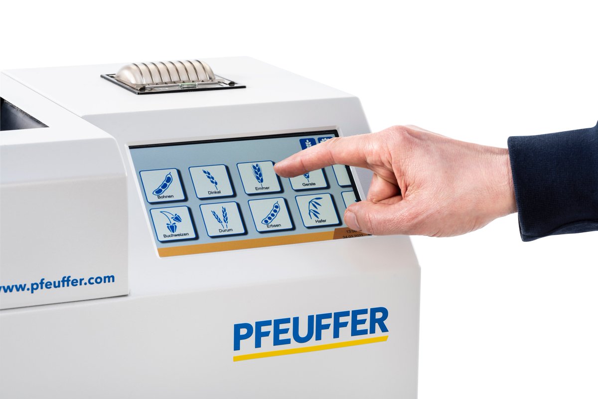 Lothar_Pfeuffer's tweet photo. Neu: Ganzkorn-Feuchtemessgerät Granomat plus: Feuchte und Schüttdichte mit hoher Genauigkeit in weniger als 15 s. Mit Touchscreen und Einbaudrucker. Eichrechtskonform für Feuchte in Deutschland!
#getreidernte #feuchtemesser #granomat #pfeuffer

https://t.co/xAaVE8xL7V https://t.co/wGD445YBDy