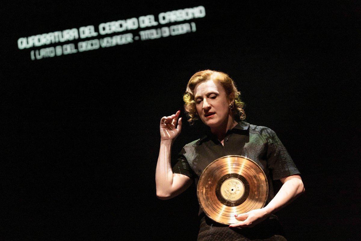 simonebruscia's tweet photo. Grande orgoglio per Riccione e per il suo premio di drammaturgia. Debutta stasera al @Piccolo_Teatro Carbonio di Pier Lorenzo Pisano, spettacolo tratto dal testo vincitore del 56° Premio Riccione per il Teatro. In scena @fracassifede e Mario Pirrello • © Masiar Pasquali https://t.co/0nBzY0th7B