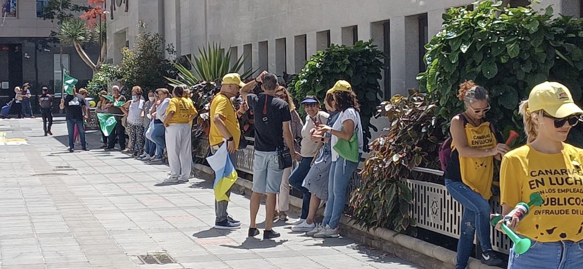 PEFRALCA's tweet photo. Concentración de Empleados Públicos en Fraude de Ley, hoy, en Presidencia @PresiCan #PermanenciaYa #Resistiremos por #JusticiaLaboral #ConMiPuestoNoSeJuega #RepercusiónElectoral @avtorresp #DemandaColectiva @julioperezsc @Manuel_Martnez @asgomera @PodemosCanarias @RomanRodWeb https://t.co/HLNQhKeGbX