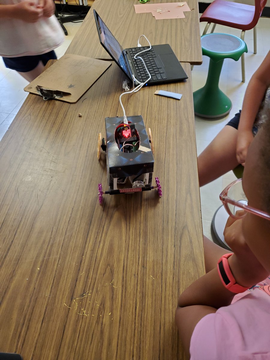 YKrawiecki's tweet photo. A3: This was just shared with me from a T @john23ocsb
using @birdbraintech
#microbitChat #Coding #GlobalGoals #microbitChat https://t.co/gGfIYQfM3L