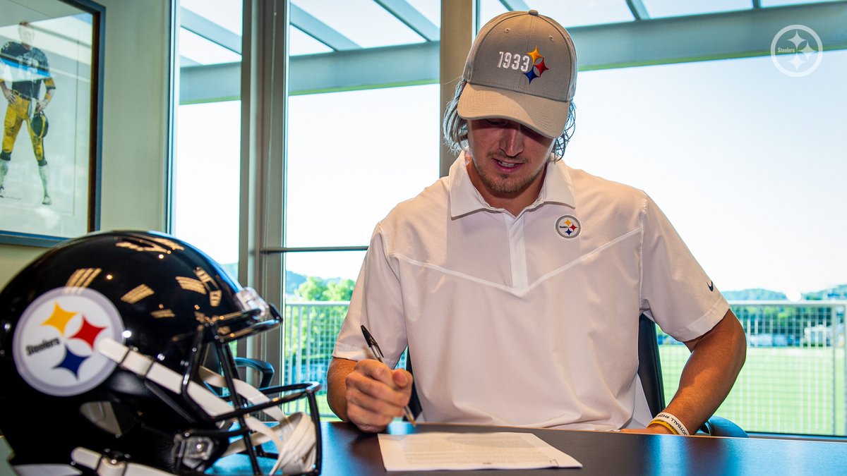 steelers's tweet photo. Making it official ✍️ https://t.co/zkuFvinZRD