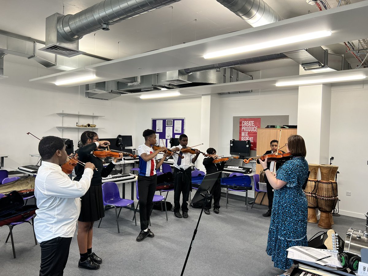 RHeducation's tweet photo. Well done to @LanfrancAcademy Y7s who enjoyed their #violin #tasterlessons with @CroydonMusicArt @misterjjosephs 🎻 🎶 #musiced #edutwitter https://t.co/mY8cLg1pTk