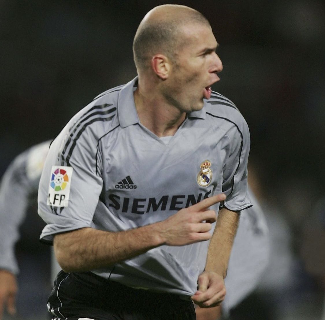 AlvarezGaribay's tweet photo. “@LuisOmarTapia nos convenció que #HarryPotter no juega al #Quiddich. HarryPotter juega futbol y usa el 5 en los dorsales”.
Hoy es cumpleaños del gran mago. Y yo tengo esta joyita en mi colección!
¡Felicidades Zizou! https://t.co/OQICmY3QwQ