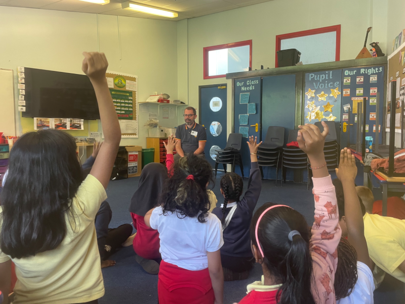 theatriolo's tweet photo. Diolch yn dwlpe i chi fyfyrwyr yn @CoedGlas a @MSPSCardiff. Buom wrth ein boddau’n gweithio gyda chi dros yr ychydig wythnosau aeth heibio i ddatblygu syniadau at ein sioe newydd am synhwyro metal, gan Owen Thomas.
#TimeDetectives @owenplaywright https://t.co/Ewqy4DRusb