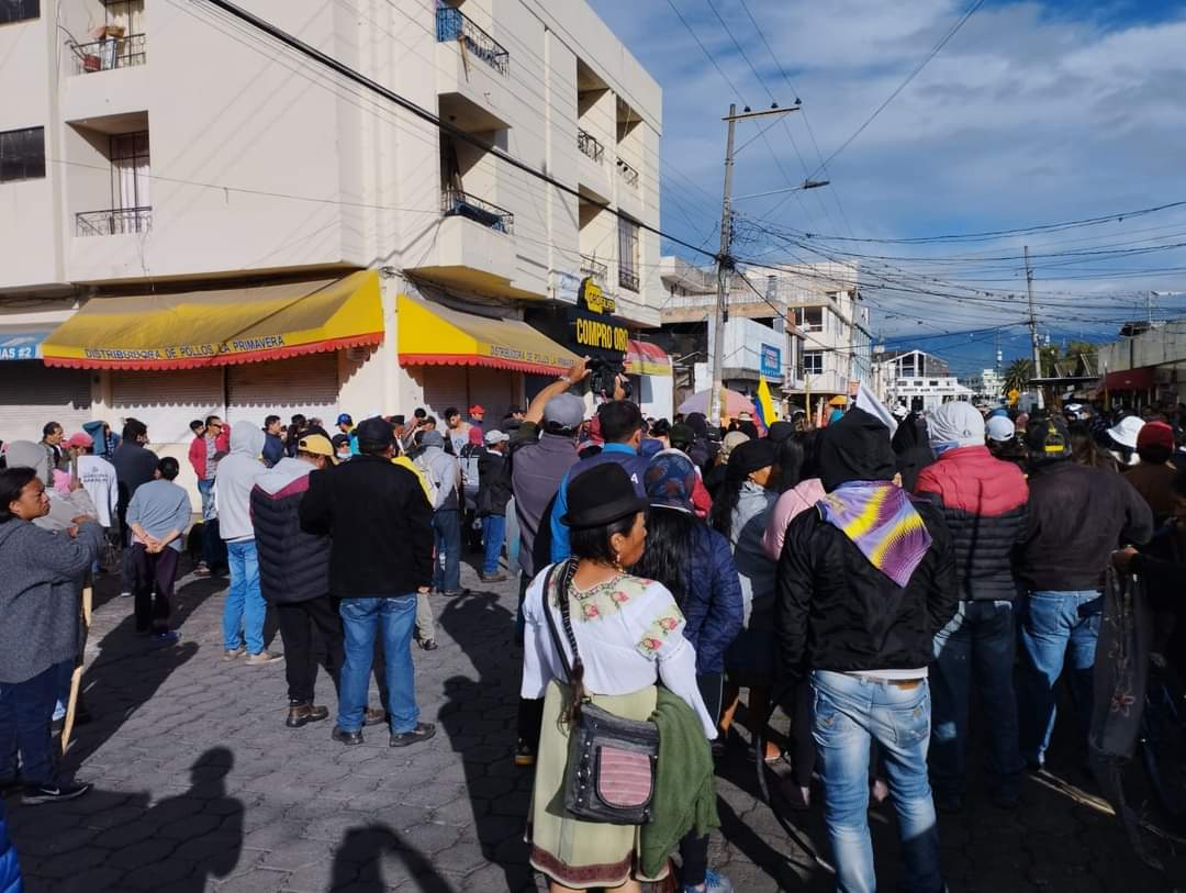 EstelarEC's tweet photo. #Urgente 

🔴.#IbarraSitiada La presencia del pueblo Karanki es en las vías y en la ciudad. Locales cerrados y casi nula circulación vehicular. No hay transporte público y gasolineras están desabastecidas. Las mayoría de instituciones se acogieron al teletrabajo

#ParoNacional https://t.co/DC4LqDvVz9