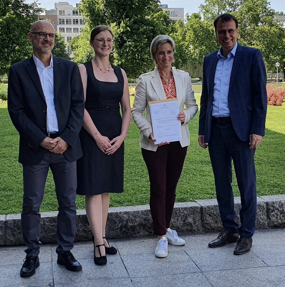 Herzlichen Glückwunsch an KI-Labor Südbaden zur Förderung als regionales KI-Lab durch <a href="/WM_BW/">Wirtschaftsministerium BW</a>! Förderbescheid von Min Dr Hoffmeister-Kraut MdL nahmen Prof Dr Tobias Hagen und Prof Dr Simone Braun von Hochschule Offenburg entgegen. #KI #Labor #Förderung #Hochschule