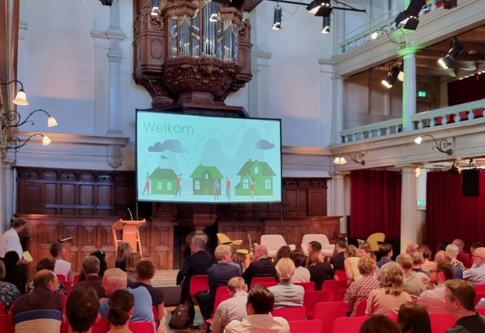 Gisteren werd de Atlas voor gemeenten 2022 gepresenteerd en collega René was erbij. Want R&amp;Z Boeken tekende voor de tiende (!) keer voor de uitgave. Lees meer over deze jaarlijkse dataparel: lnkd.in/enmAqgBe #Atlasvoorgemeenten #boeken #uitgave #presentatie #dataparel