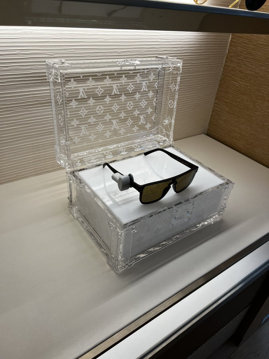 TANK222TFT's tweet photo. @LouisVuitton How can I get this case? https://t.co/lOqbgP7Pme
