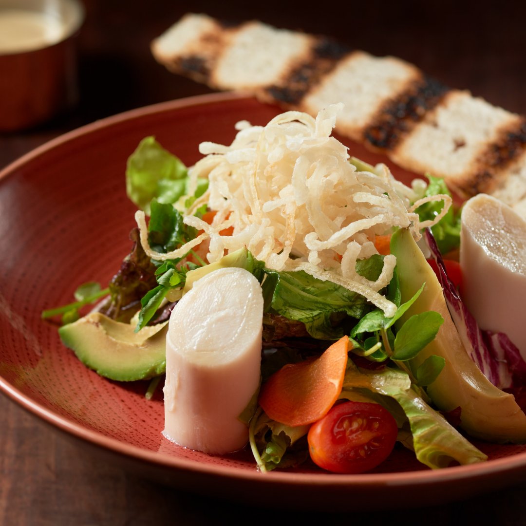 Tentate con nuestra ensalada especial Las Lilas: Mix de hojas, radicchio, endivias, palmitos, palta, tomates cherry, zanahoria, cebollas crocantes y focaccia grillada con vinagreta de mostaza de dijon.

#parrillaargentina #restaurant #PuertoMadero #carneargentina