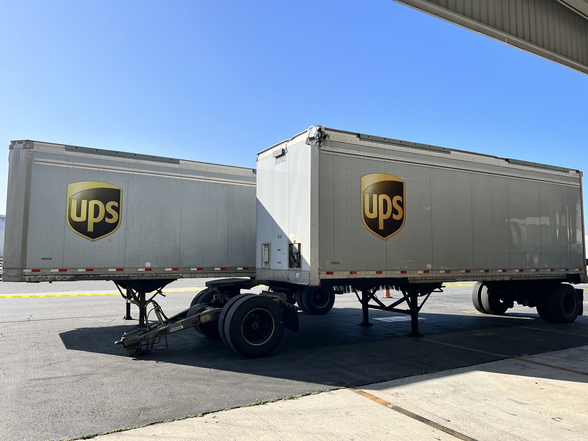 What’s wrong with this picture, see if you can find it! 👍🏽🔔 #safety #trucker #truckdriver #ups