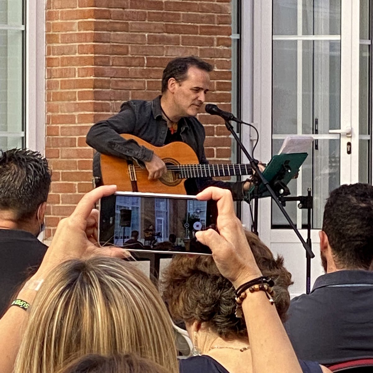 LuisGuitarraOK's tweet photo. Ayer mismo, cantando para cien profes – apasionados, valientes y comprometidos – que dan clases de religión en los colegios públicos de Madrid.
@ToniSalasXi @dee_archimadrid @y_maestros https://t.co/y7qn77SSb1