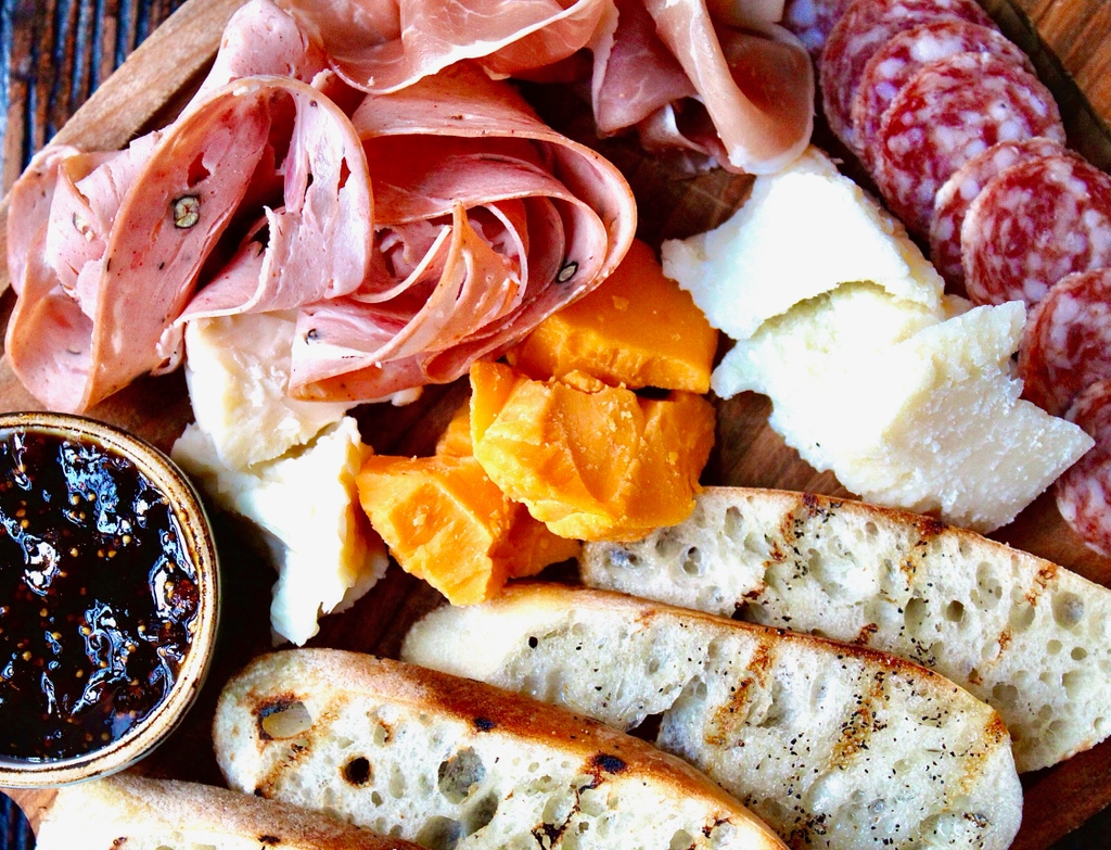 CHEEZIN is the name of the game when it comes to MAD mini charcuterie boards! Perfect for sharing. On the #HappyHour menu Wed-Sat, 4-6pm.🤤🧀