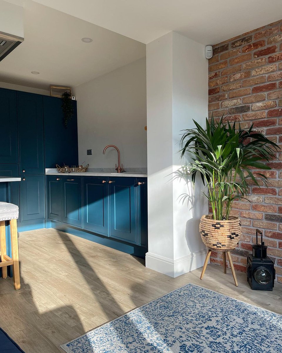 Brick work looks good in the sun @no.18_kenilworth - Can't beat that Olde Bayswater Blend country look!

📷 Credit : @no.18_kenilworth
#1960shouserenovation #1960shomerenovation #1960house #homesweethome #homedecor #brickslips #kitchen #kitcheninspo #kitchenisland