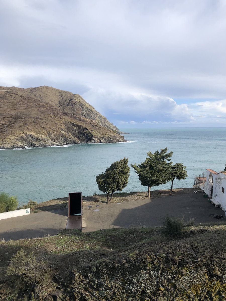 fesmecas's tweet photo. Una foto de Portbou dedicada al col.laborador de @versiorac1 que ens acaba de deixar com una merda https://t.co/wLwnOfnuyB